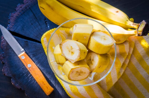 Rodajas de plátano fresco en un recipiente de vidrio