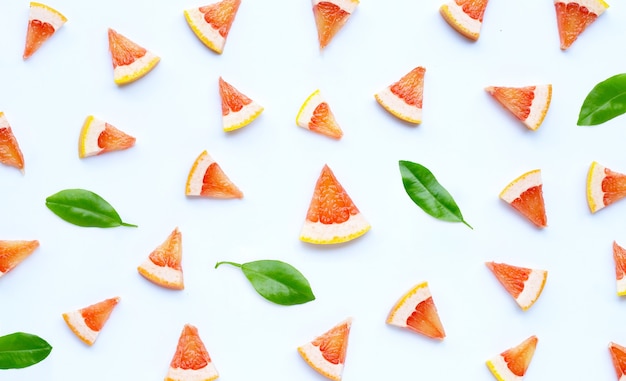 Rodajas de pomelo jugosas sobre superficie blanca