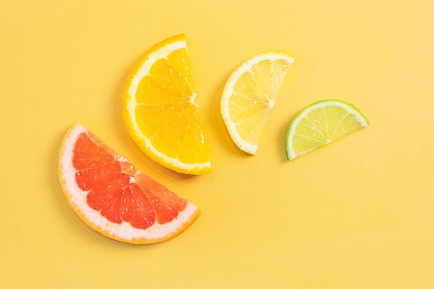 Rodajas de pomelo, naranja, limón y lima.