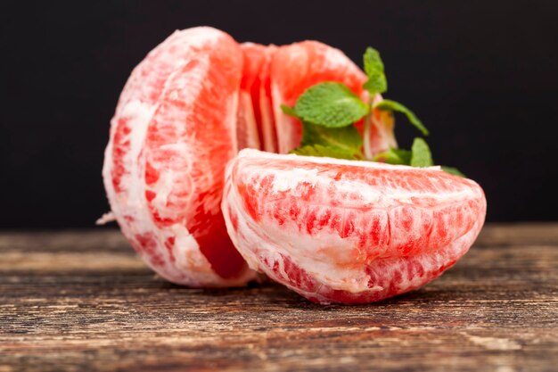 Rodajas de pomelo rojo agridulce jugoso y delicioso