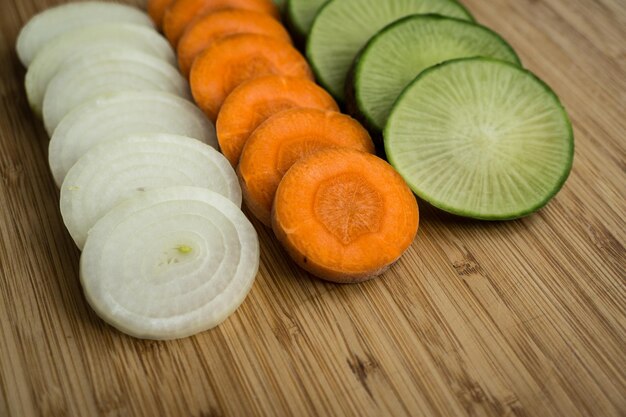 Rodajas redondas de zanahoria cebolla y rábano verde
