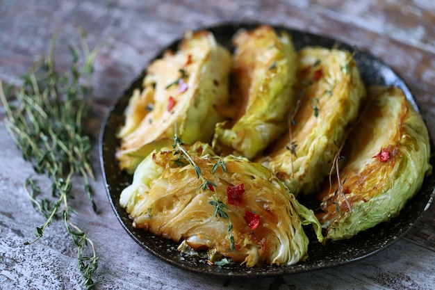 Rodajas de repollo a la parrilla con hierbas aromáticas