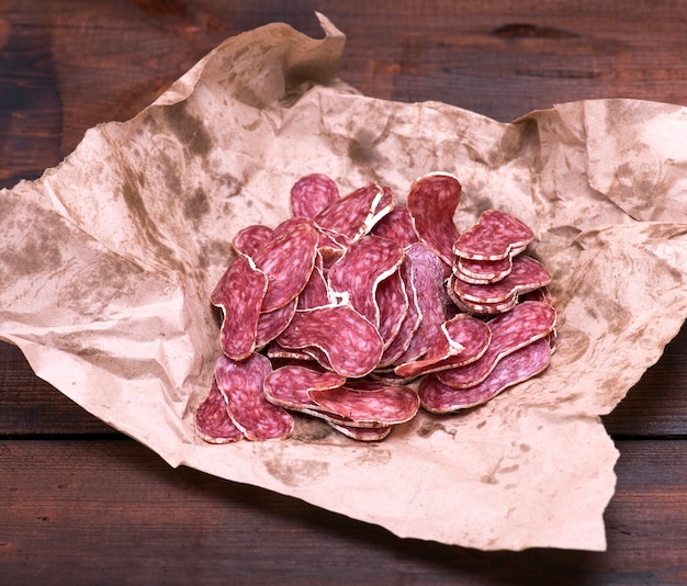 Rodajas De Salami En Papel Marrón