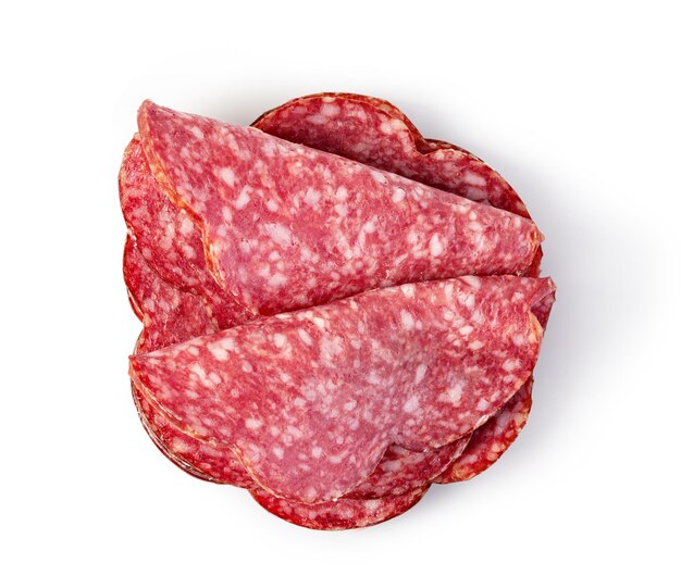 Rodajas de salami sobre un fondo blanco.