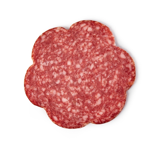 Rodajas de salami sobre un fondo blanco.