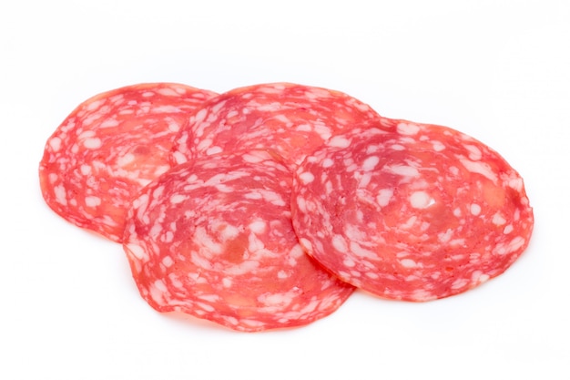 Rodajas de salchicha ahumada de salami aislado en el recorte de fondo blanco.