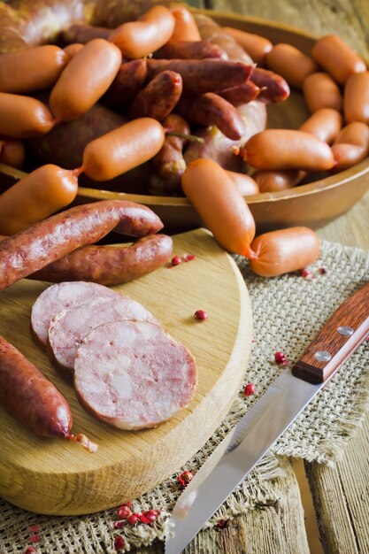 Foto rodajas de salchicha en una tabla de cortar