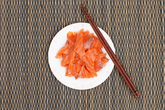 Rodajas De Salmón Crudo En Plato