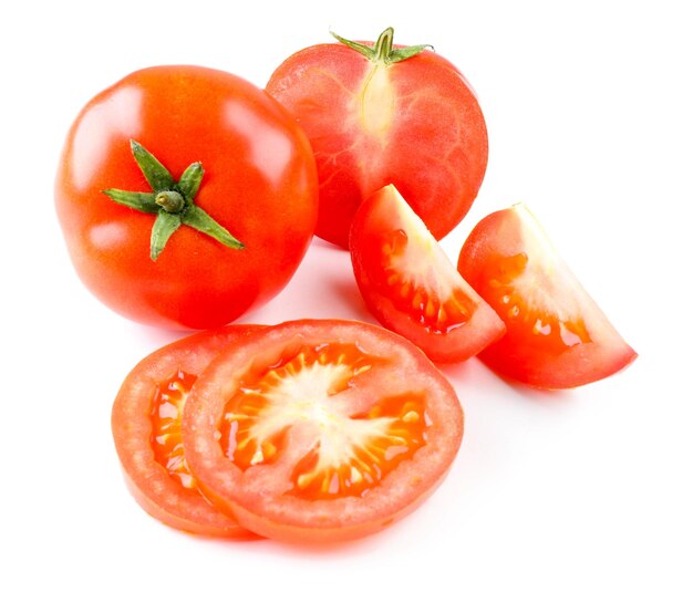 Rodajas de tomate aislado en blanco