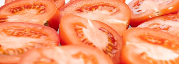 Rodajas de tomate closeup tomates rojos cortados por la mitad