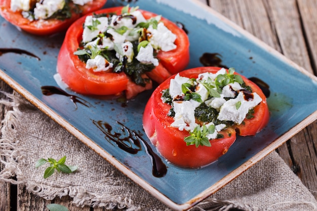 Rodajas de tomate con mozzarella