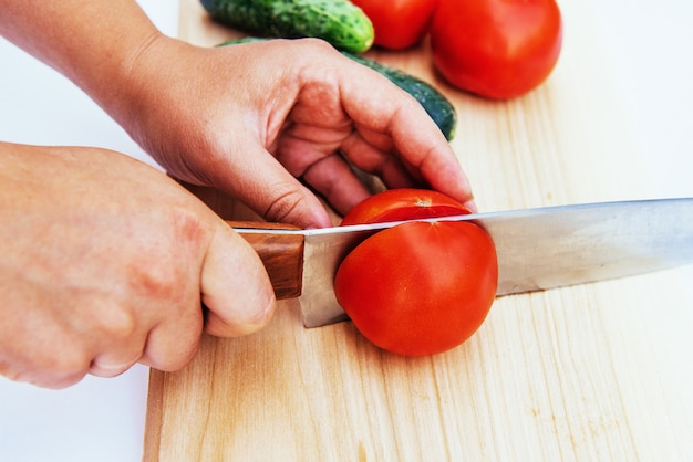 Rodajas de tomates y pepinos a bordo