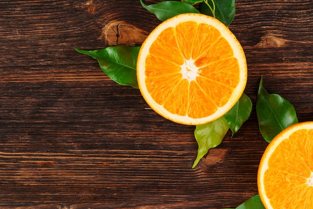 Rodajas en trozos de naranjas maduras jugosas de cerca