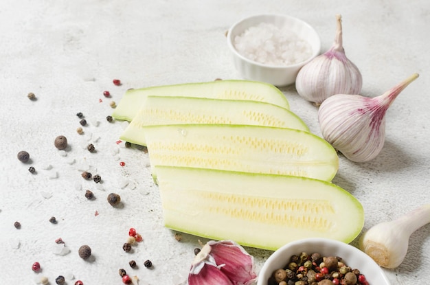 Rodajas de tuétano de verduras frescas sobre fondo claro