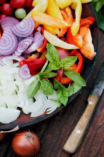 Foto rodajas de verduras frescas en un plato