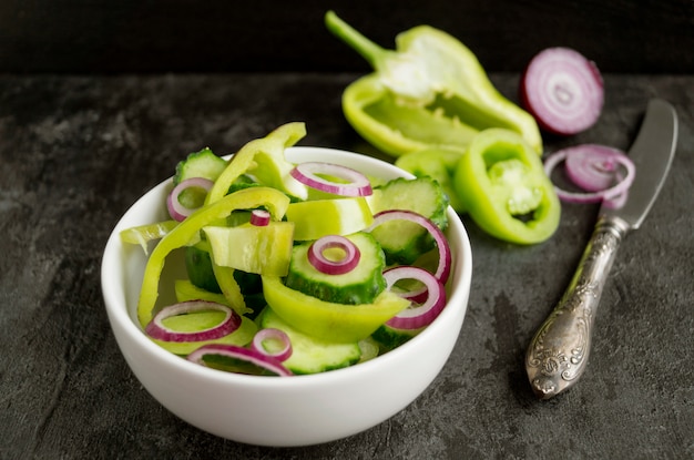 Rodajas de verduras en un plato blanco.