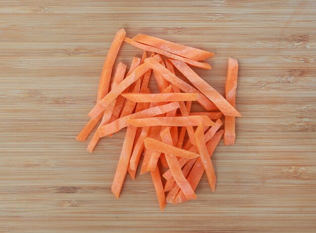 rodajas de zanahoria en el tablero de madera.