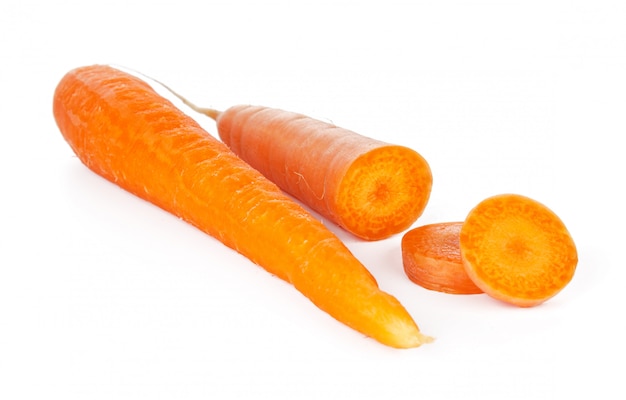 Rodajas de zanahorias frescas aisladas en blanco