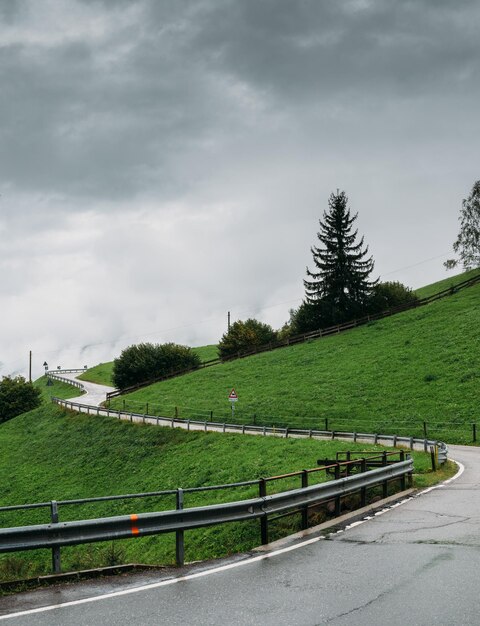 Rodando estrada perigosa em uma colina durante condições meteorológicas molhadas e ruins