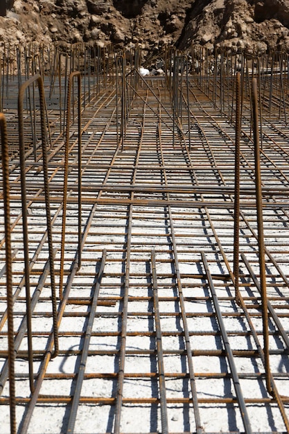 Rodas de aço de reforço e barras deformadas com barras de refuerzo no local de construção Barras de aço ou barras de reforço de aço Armatura de construção Barras de ferro de reforço em fileiras