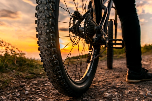 Rodas de bicicleta em close-up no pôr-do-sol