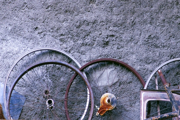 Rodas de bicicleta velhas e enferrujadas