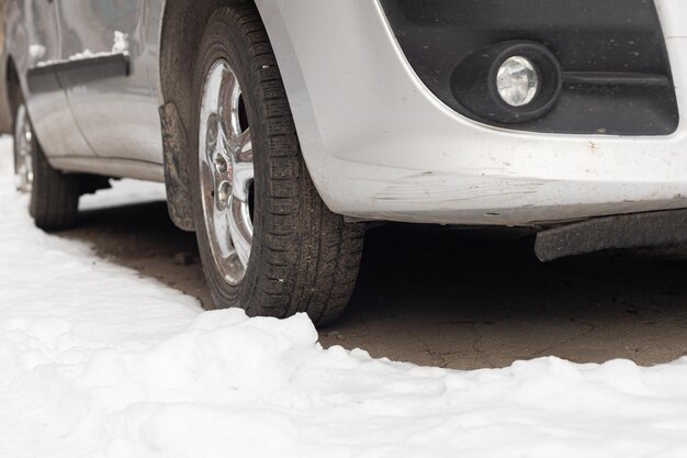 Rodas de carro no gelo de inverno em clima de inverno ruim Pneus de inverno para rodas Pneus na neve e lama Closeup