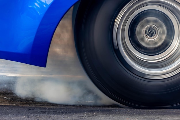 Rodas de carro queimadas pneus com fumaça branca Rodas de automóvel queimadas com fumo do pneu giratório Rodas de carros de arrastão queimados pneus preparação para a corrida