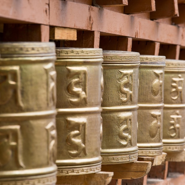 Rodas de oração budistas no mosteiro tibetano com mantra escrito Índia Himalaya Ladakh