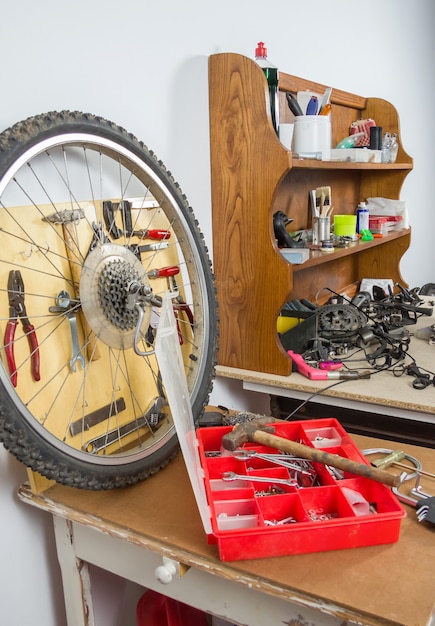 Rodas e peças de bicicletas sobre a mesa da oficina