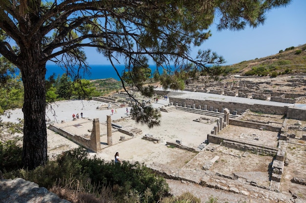RODAS, GRECIA, - 11 de agosto de 2015: Gente explorando las ruinas de la antigua ciudad de Kamiros en la isla de Rodas, Grecia