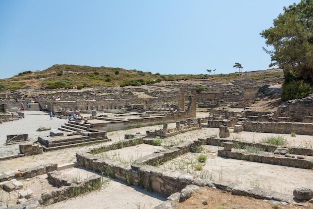 RODAS, GRECIA - 11 de agosto de 2015: Prople explorando las ruinas de la antigua ciudad de Kamiros en la isla de Rodas, Grecia