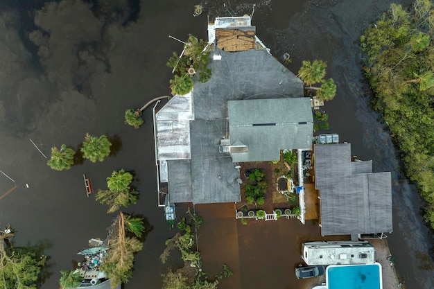 Foto rodeado pelo furacão ian, as chuvas inundam casas em áreas residenciais da flórida após o desastre natural.