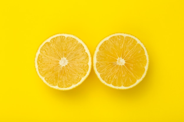 Rodelas de limão em uma superfície amarela
