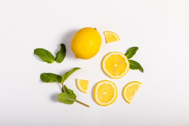 Foto rodelas de limão frescas com folhas verdes