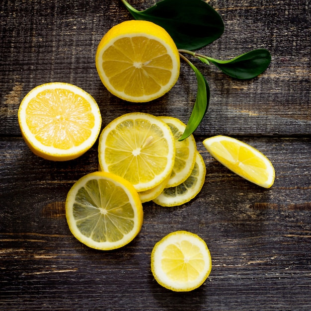 Rodelas de limão frescas em uma mesa de madeira
