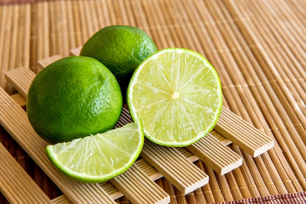 Rodelas de limão verde na mesa de madeira