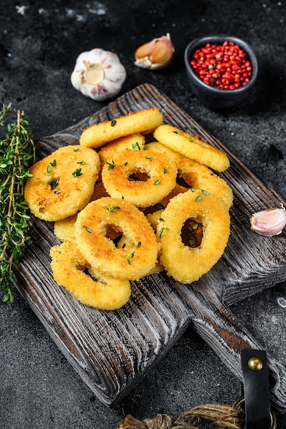 Rodelas de lula frita à milanesa em uma tábua