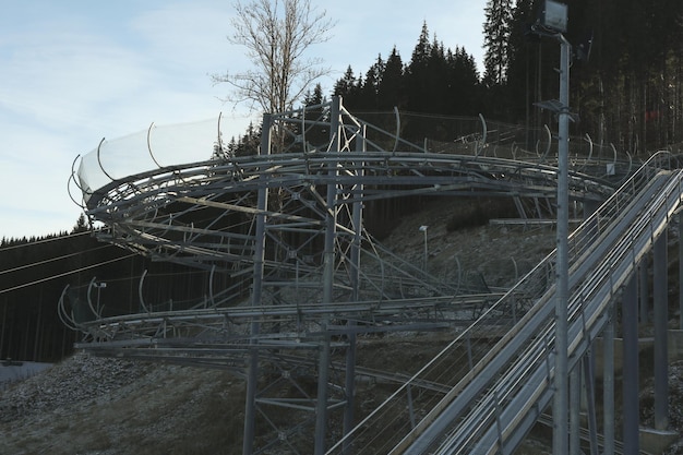 Rodelbahn en la ladera de una estación de esquí en día de invierno