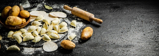 Un rodillo con una bola de pasta y un palito de pan.