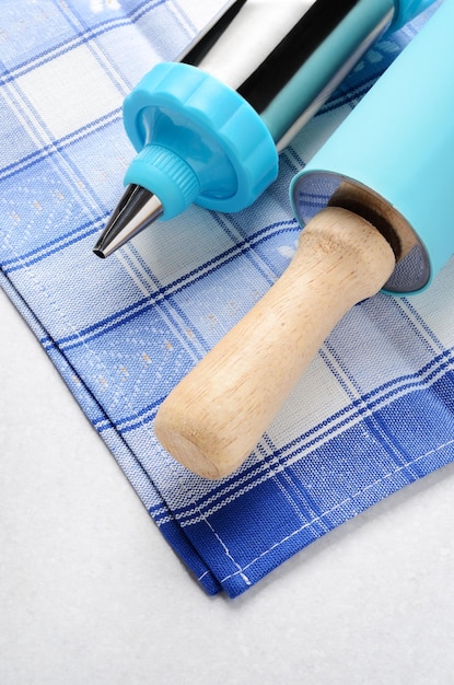 Rodillo y bolígrafo para glaseado en la mesa de la cocina