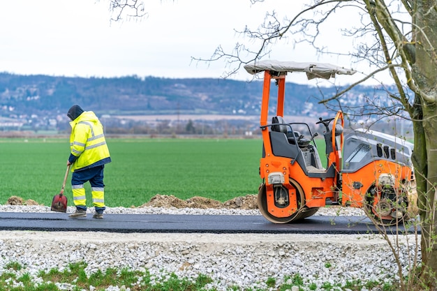 Foto rodillo para compactación de asfalto durante la construcción de una nueva comunicación vial y de tráfico