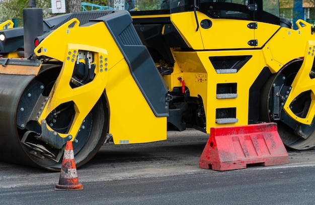 Rodillo compactador vibratorio Primer plano del trabajo de la maquinaria vial