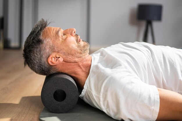 Foto rodillo de espuma entrenamiento saludable para el cuello entrenamiento deportivo