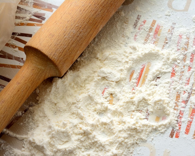 Rodillo de madera y harina sobre la mesa Horneado casero Cocinar en la cocina