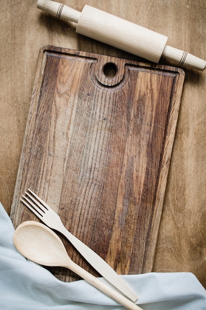 Rodillo con toalla de cocina en tablero de madera.