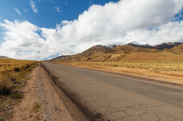 Rodovia A367 passando na região de Naryn, Quirguistão