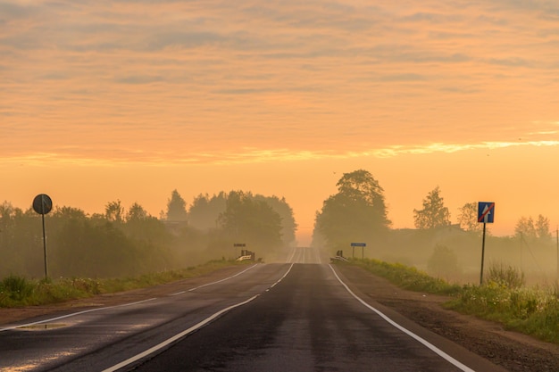 Rodovia ao amanhecer. estrada bonita. paisagem da estrada. viajar de carro.