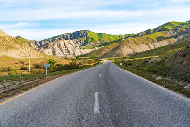 Rodovia asfaltada em área montanhosa