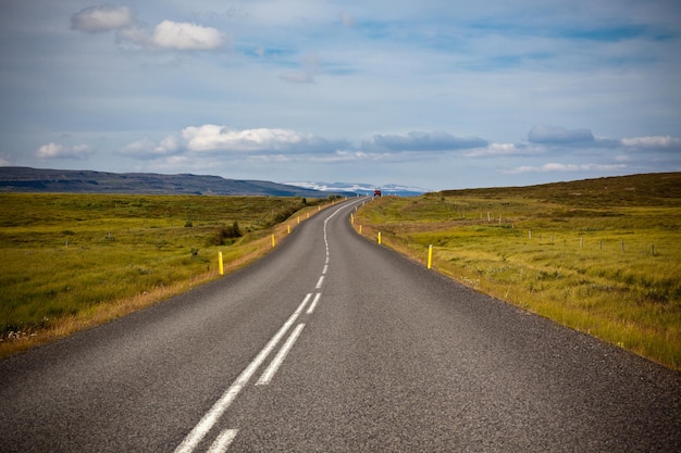 Rodovia através da paisagem islandesa